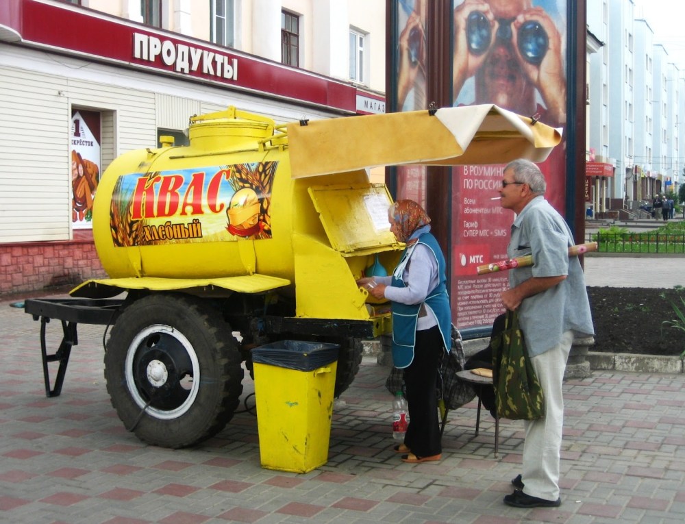 selling kvas on streets